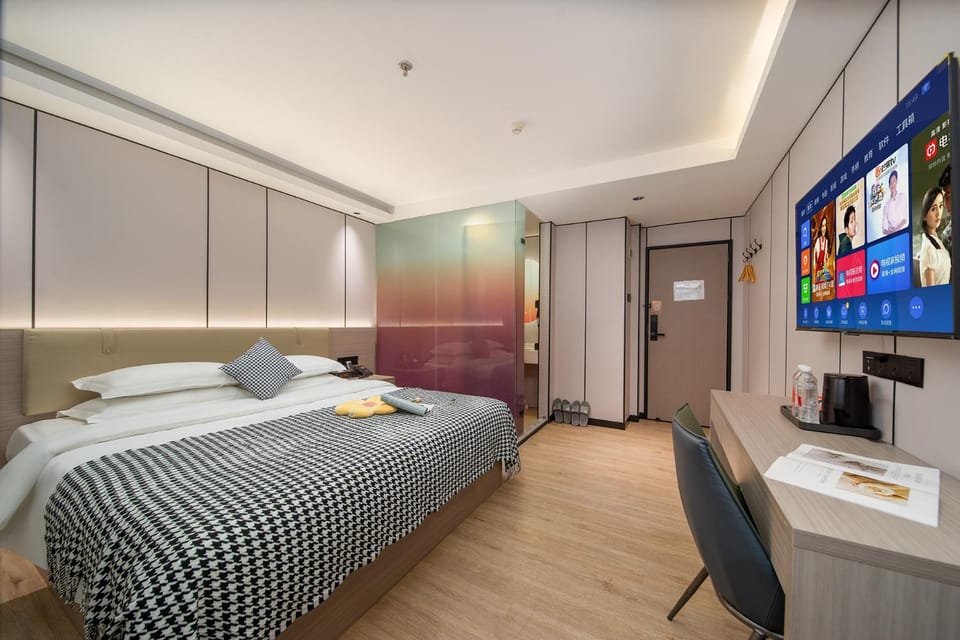 Photo of the whole room, Bedroom