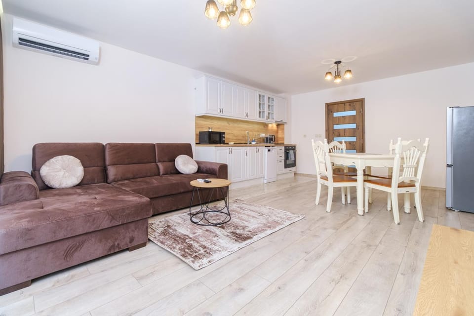 Kitchen or kitchenette, Living room, Seating area, Dining area, minibar, oven, stove, air conditioner