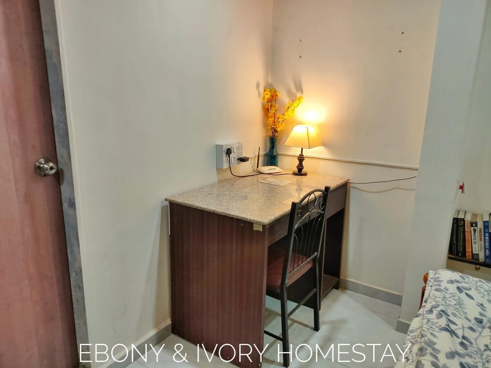Ebony Room - AC, Kitchenette, Ensuite, Independent Homestay Vacation rental in Mumbai