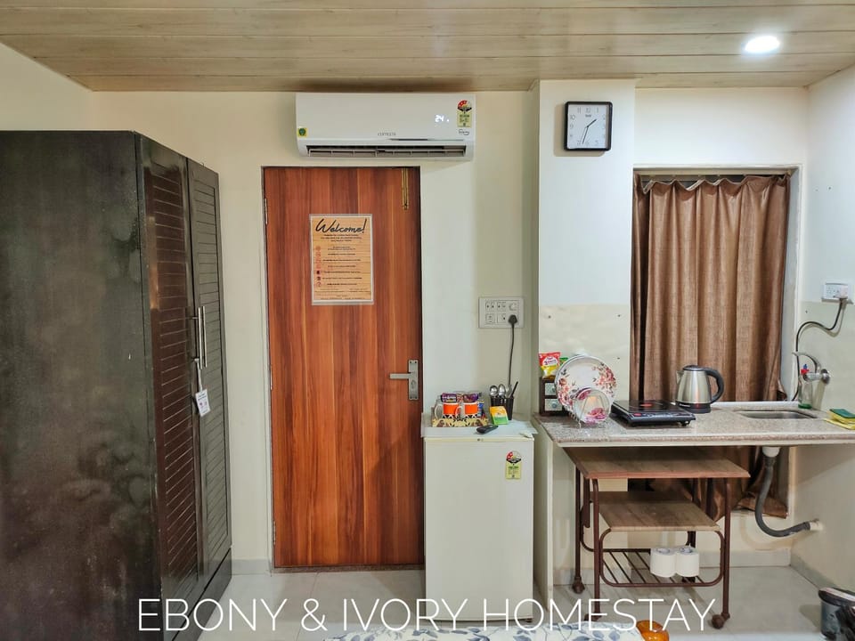 Ebony Room - AC, Kitchenette, Ensuite, Independent Homestay Vacation rental in Mumbai