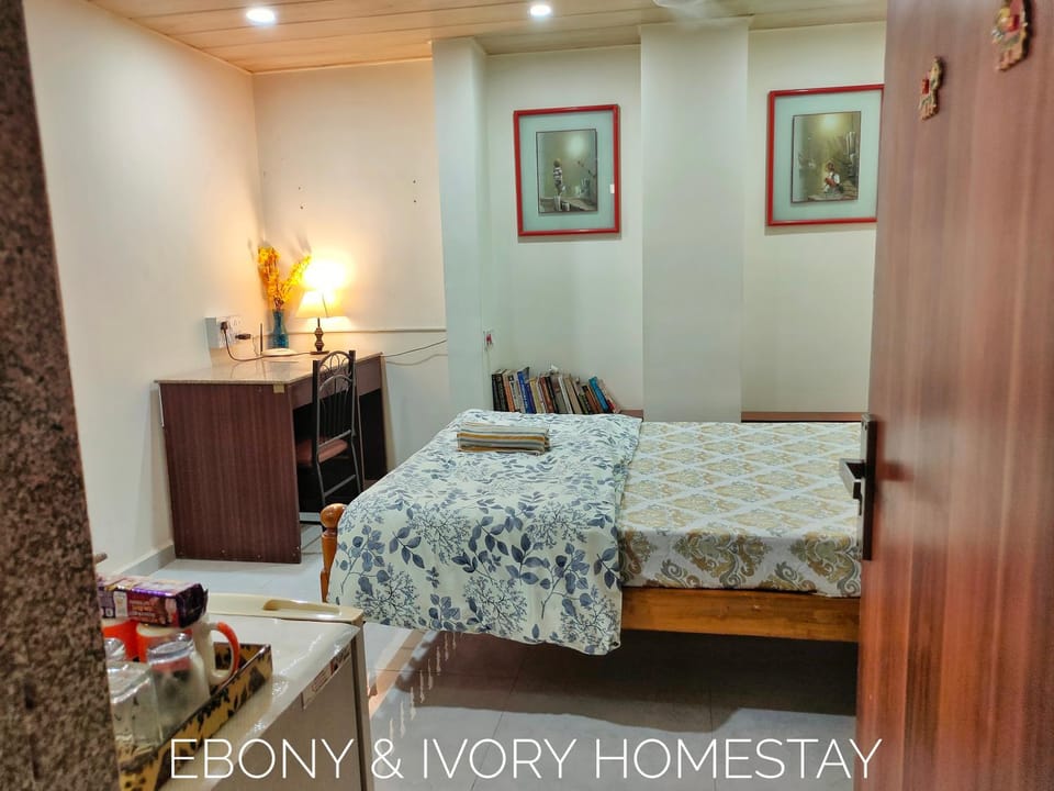 Ebony Room - AC, Kitchenette, Ensuite, Independent Homestay Vacation rental in Mumbai