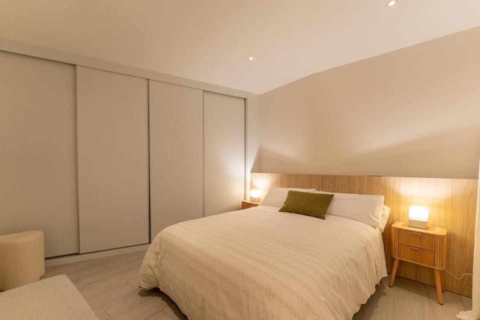 Photo of the whole room, Bedroom, wardrobe