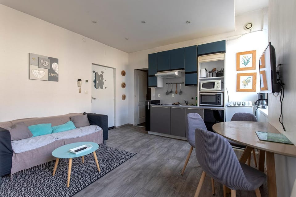 TV and multimedia, Seating area, Dining area