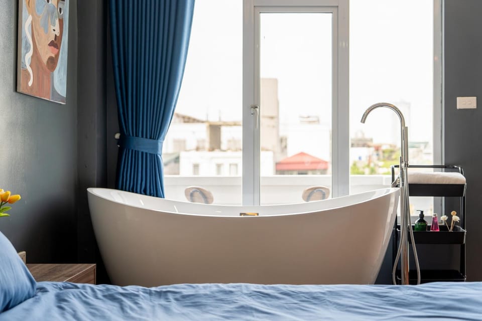Holly's Elegance Retreat with bathtub in Old Quarter Apartment in Hanoi