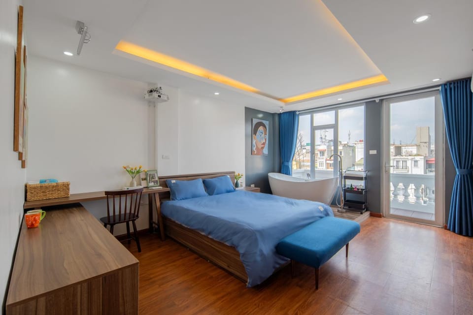 Holly's Elegance Retreat with bathtub in Old Quarter Apartment in Hanoi