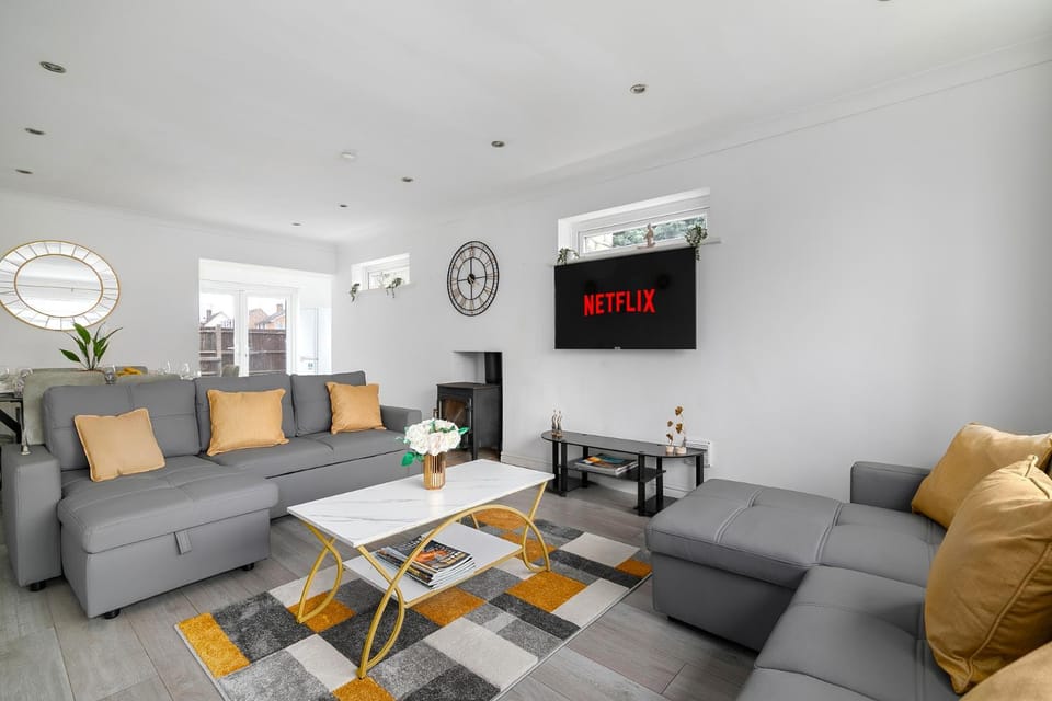 Communal lounge/ TV room, TV and multimedia, Living room, Seating area, Evening entertainment