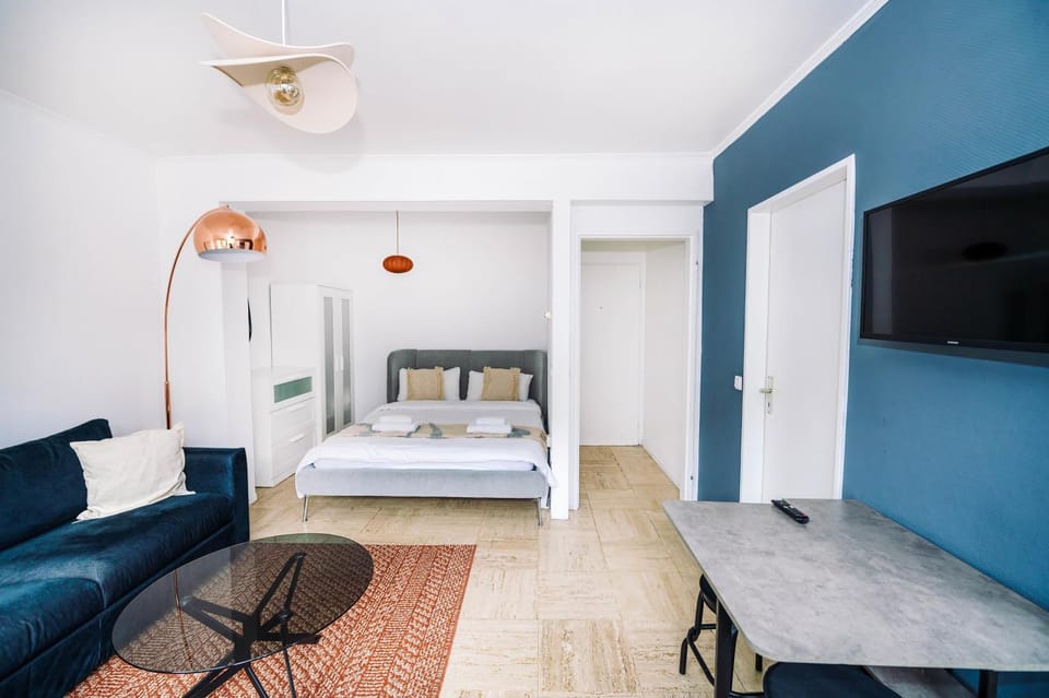 Bed, Living room, Photo of the whole room, Seating area, Bedroom, towels