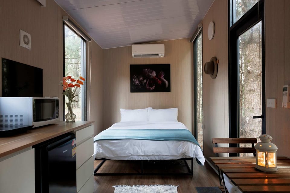 Bed, Dining area, kitchen