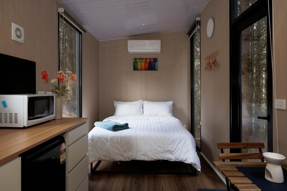 Bed, Kitchen or kitchenette, Dining area