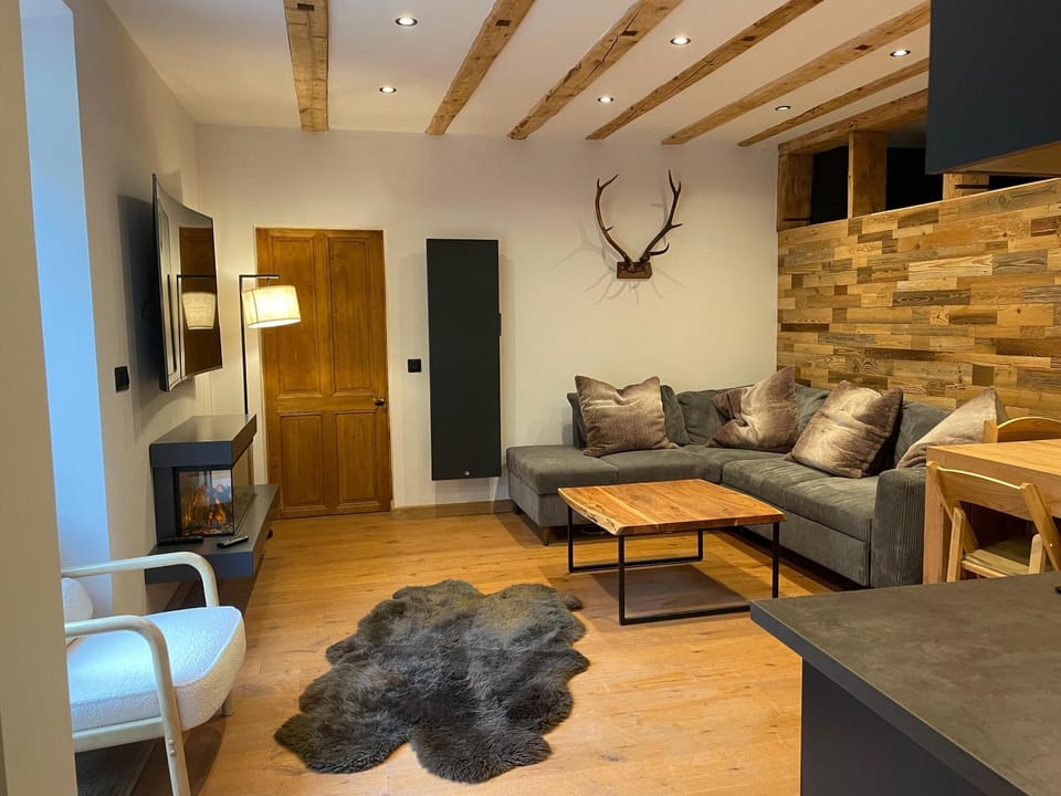 TV and multimedia, Living room, Seating area, Dining area, fireplace
