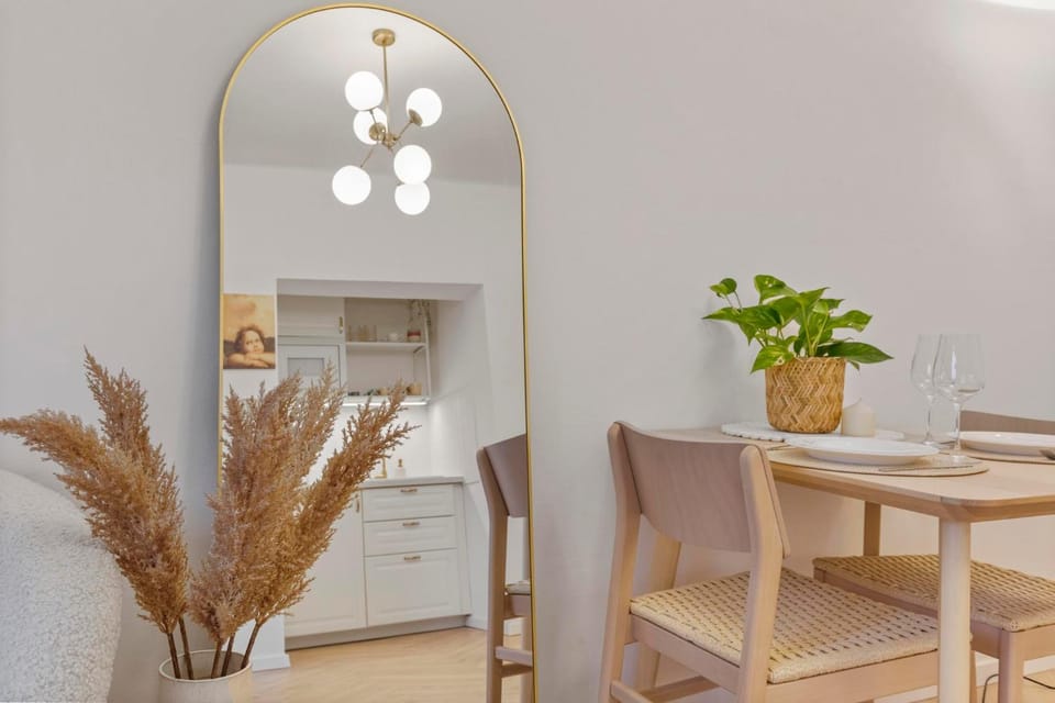 Dining area, fireplace