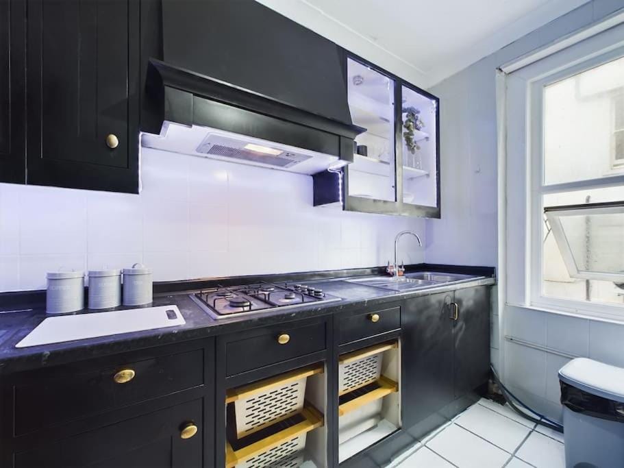 The Games Rooms - Churchill Square Apartment in Brighton