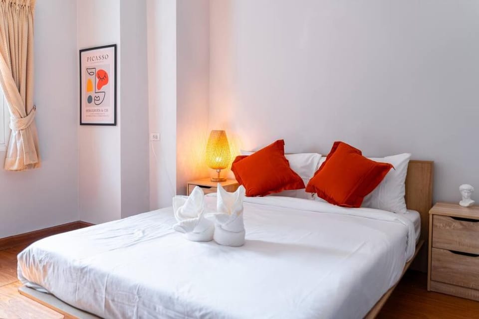 Photo of the whole room, Bedroom