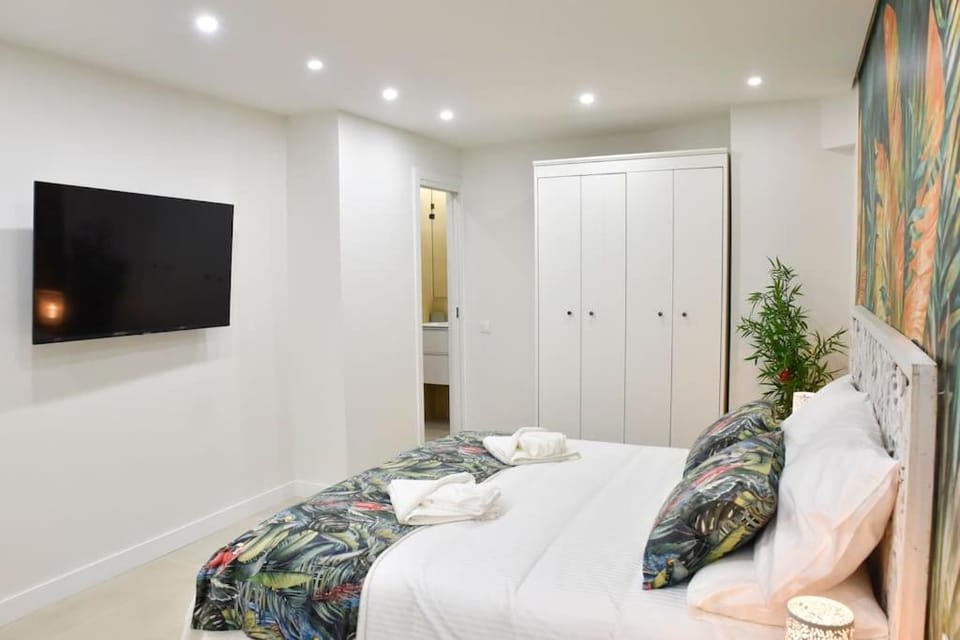 Bed, TV and multimedia, Photo of the whole room, Bedroom, flat iron, towels, wardrobe