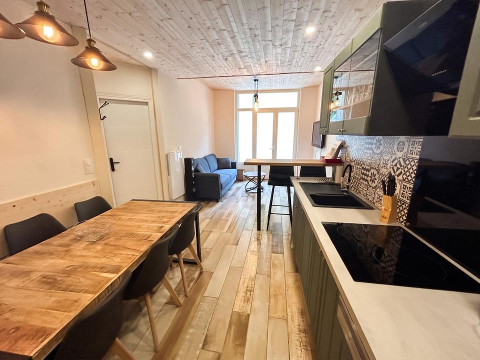 Kitchen or kitchenette