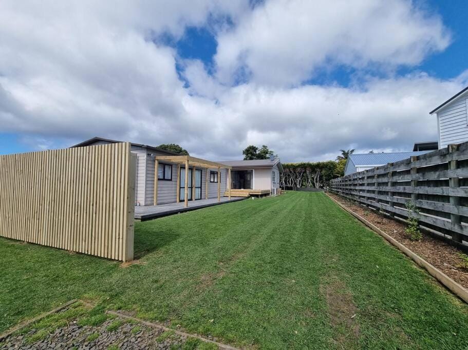 Lola's Beach Cottage House in Auckland Region