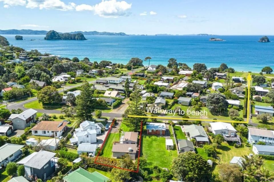 Lola's Beach Cottage House in Auckland Region