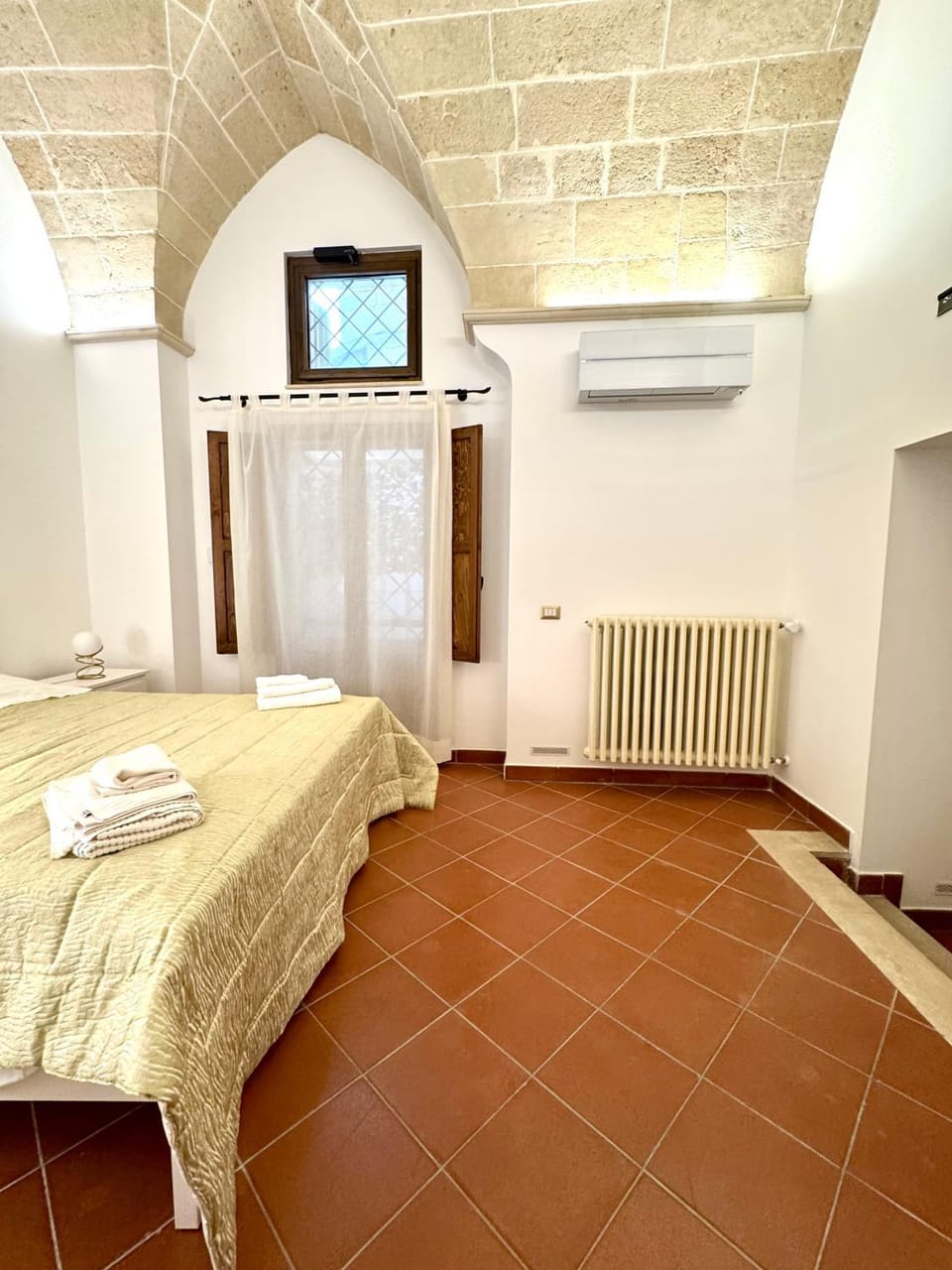 Bed, TV and multimedia, Balcony/Terrace, Photo of the whole room, Bedroom, towels, air conditioner