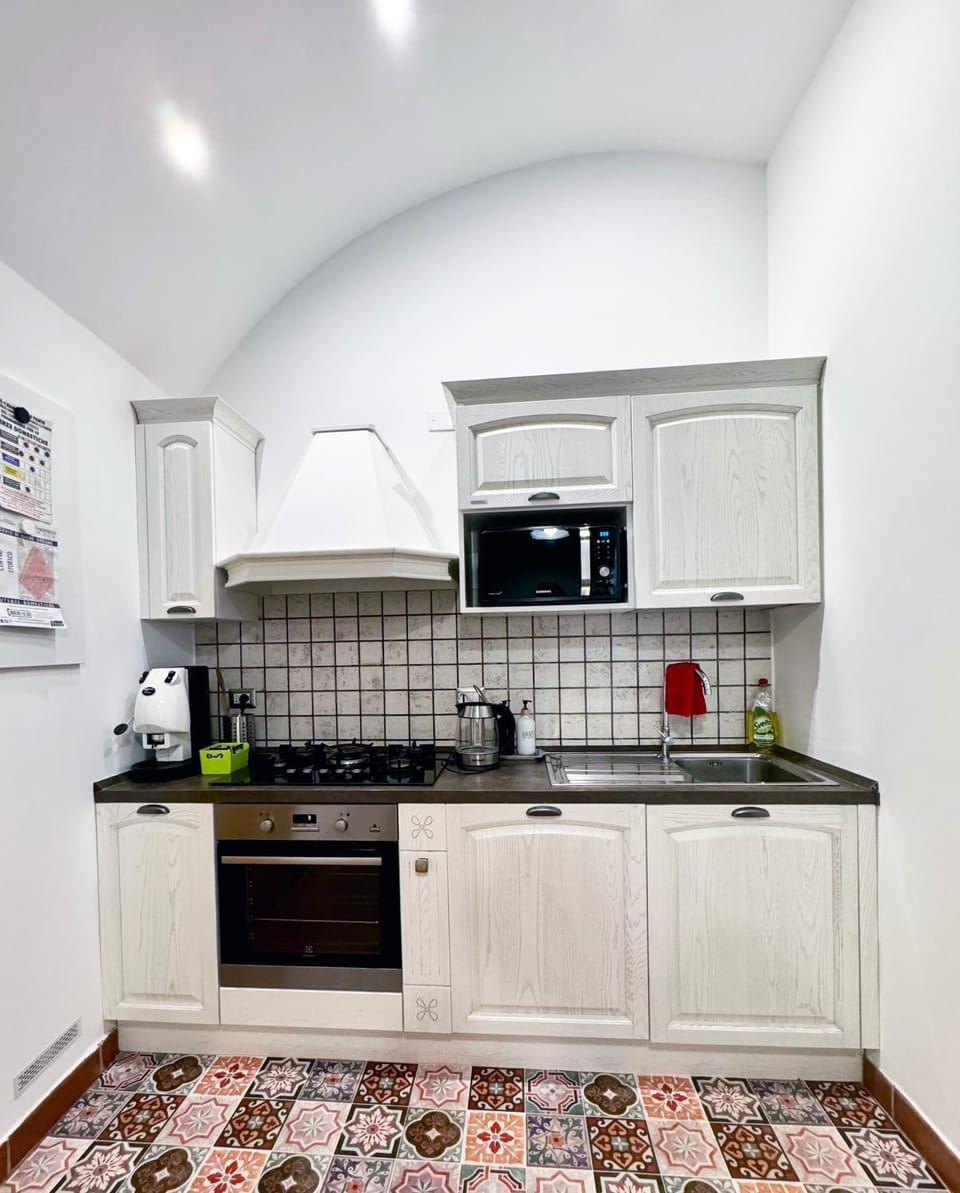 Kitchen or kitchenette, dishwasher, minibar, oven, stove