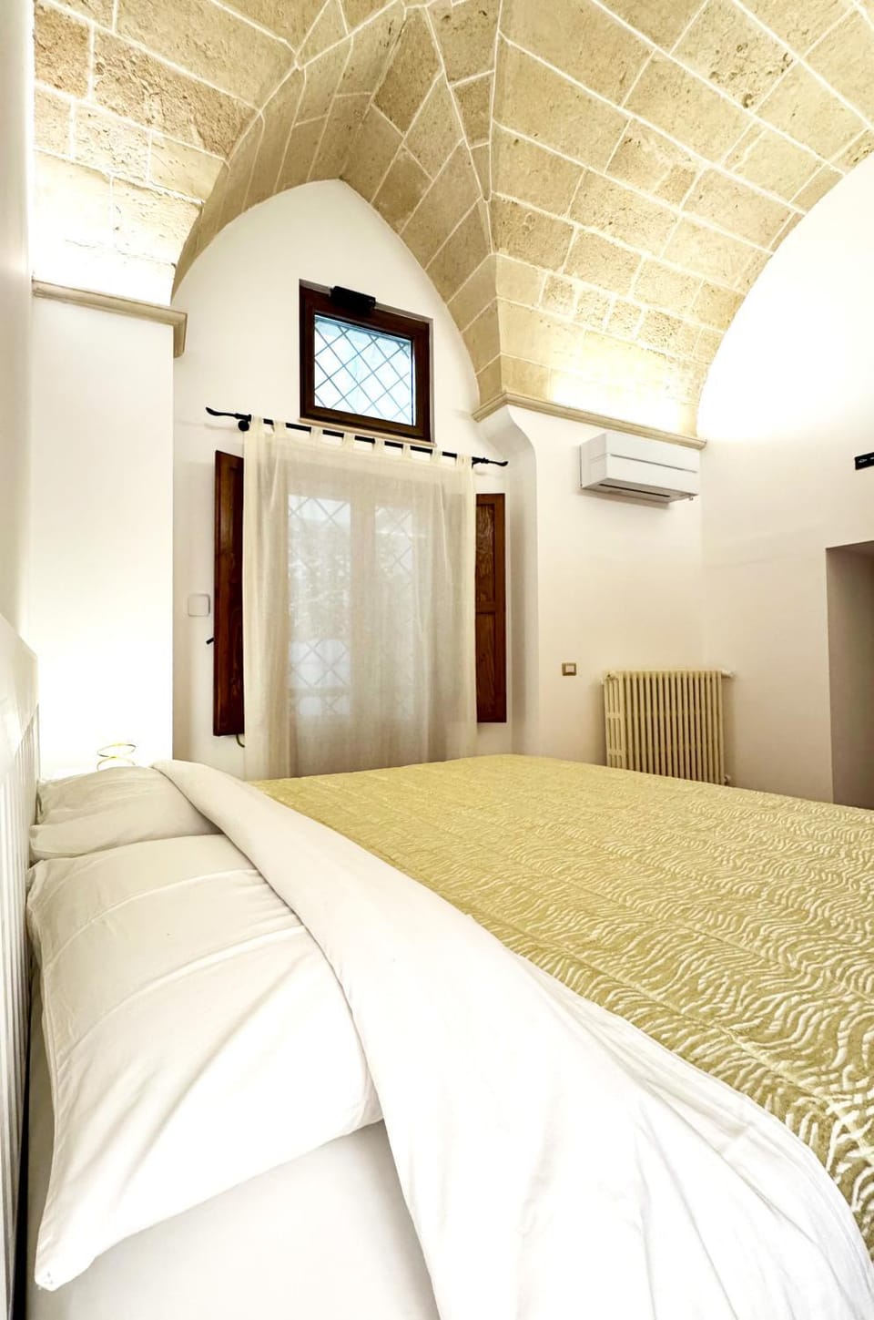 Bed, Photo of the whole room, Bedroom, air conditioner