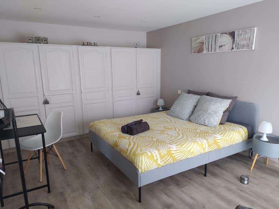 Bed, Photo of the whole room, Seating area, Bedroom, internet, wardrobe