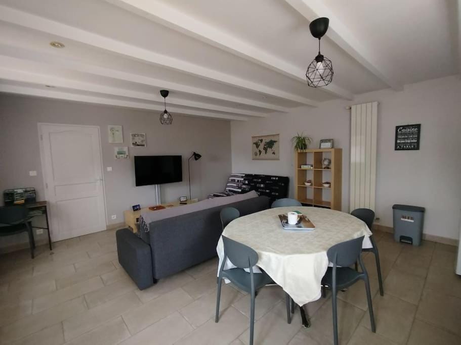 TV and multimedia, Seating area, Dining area