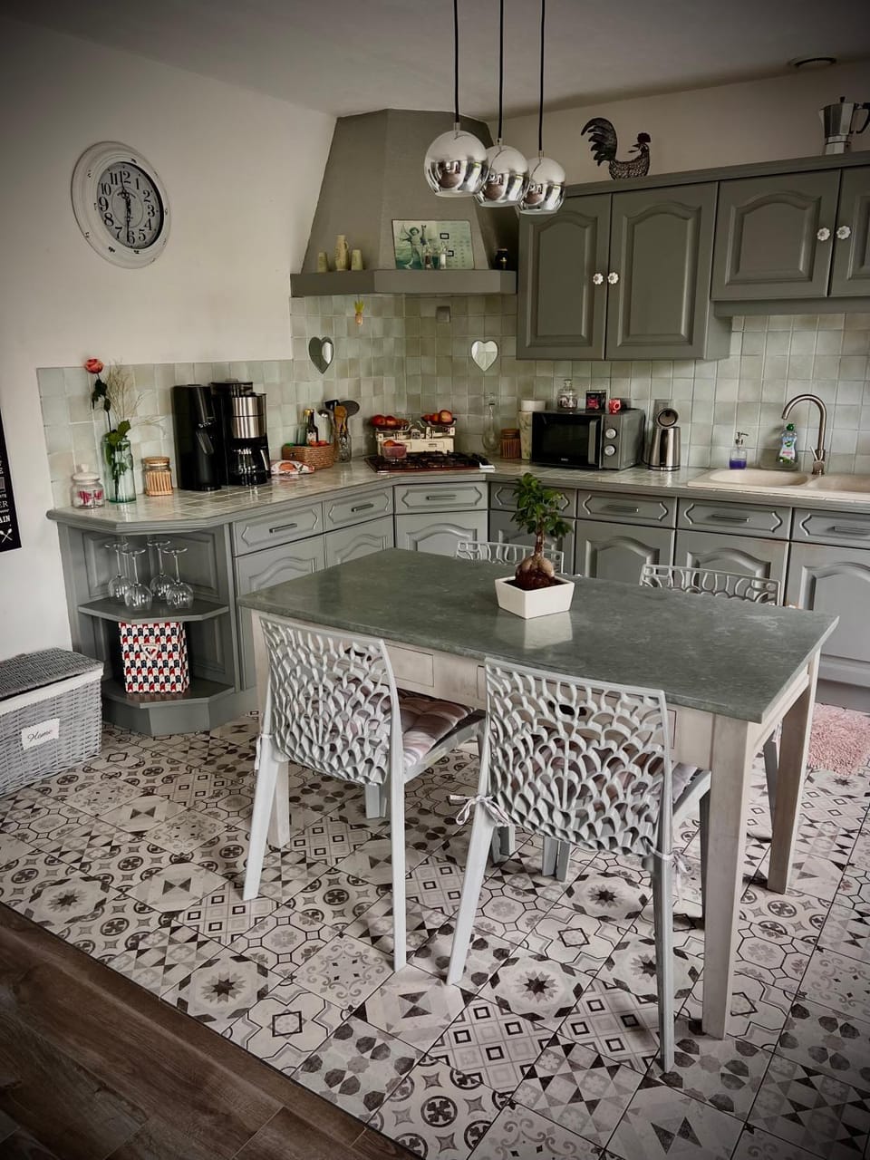 Kitchen or kitchenette, Dining area