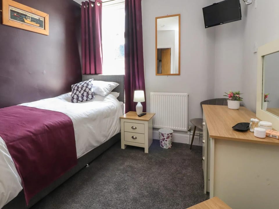 7-Bed Beachside Retreat - Sleeps 14 & Pet Friendly House in Blackpool