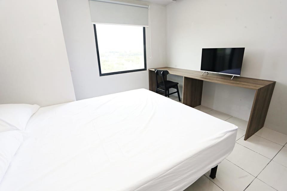 Bed, TV and multimedia, Bedroom