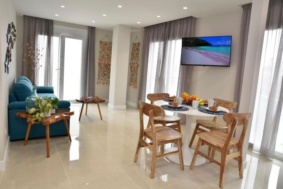 Communal lounge/ TV room, TV and multimedia, Living room, Seating area, Dining area