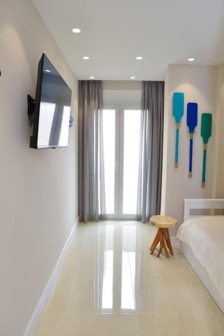 Bed, TV and multimedia, Photo of the whole room
