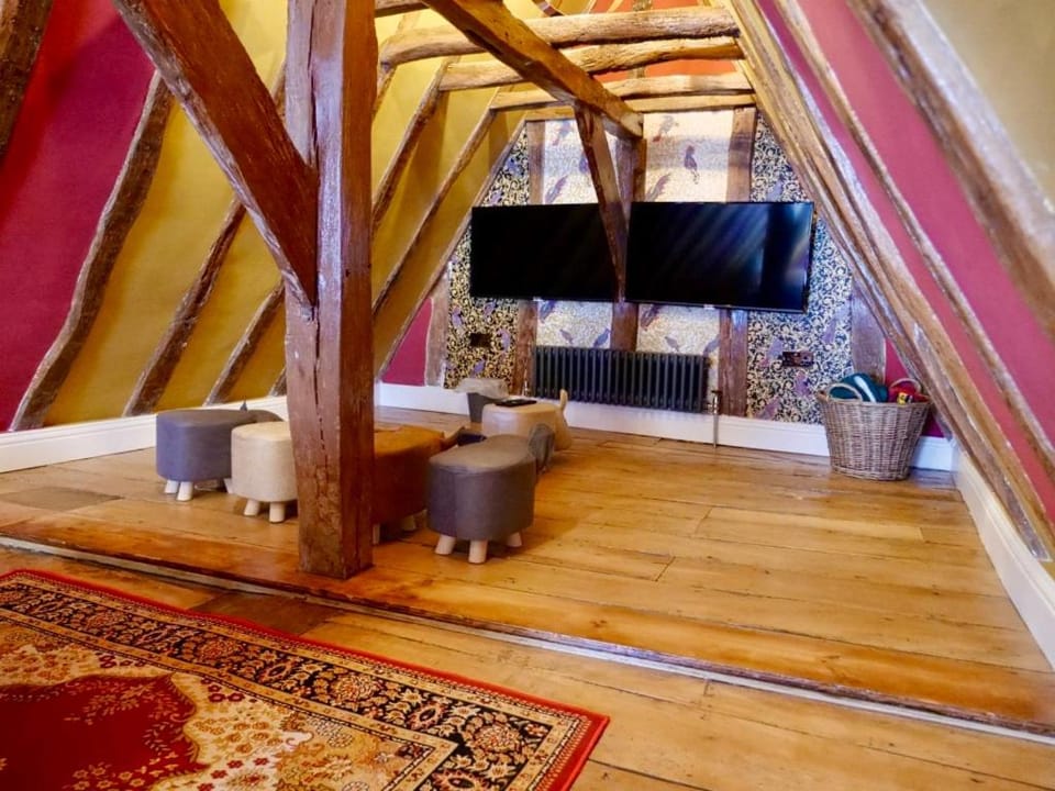 Communal lounge/ TV room, TV and multimedia, Living room, Seating area, Evening entertainment