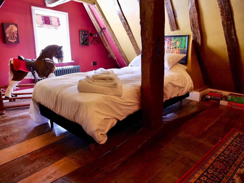 Bed, Photo of the whole room, Bedroom, towels
