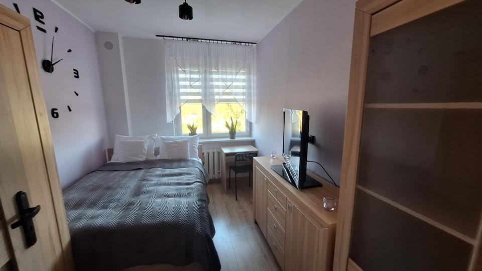 Bed, TV and multimedia, Bedroom