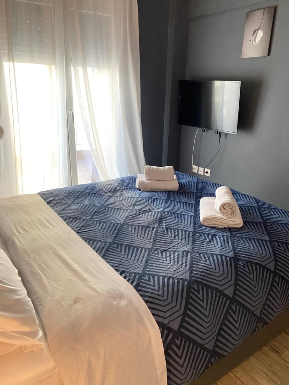 Bed, TV and multimedia, Photo of the whole room, Bedroom, towels