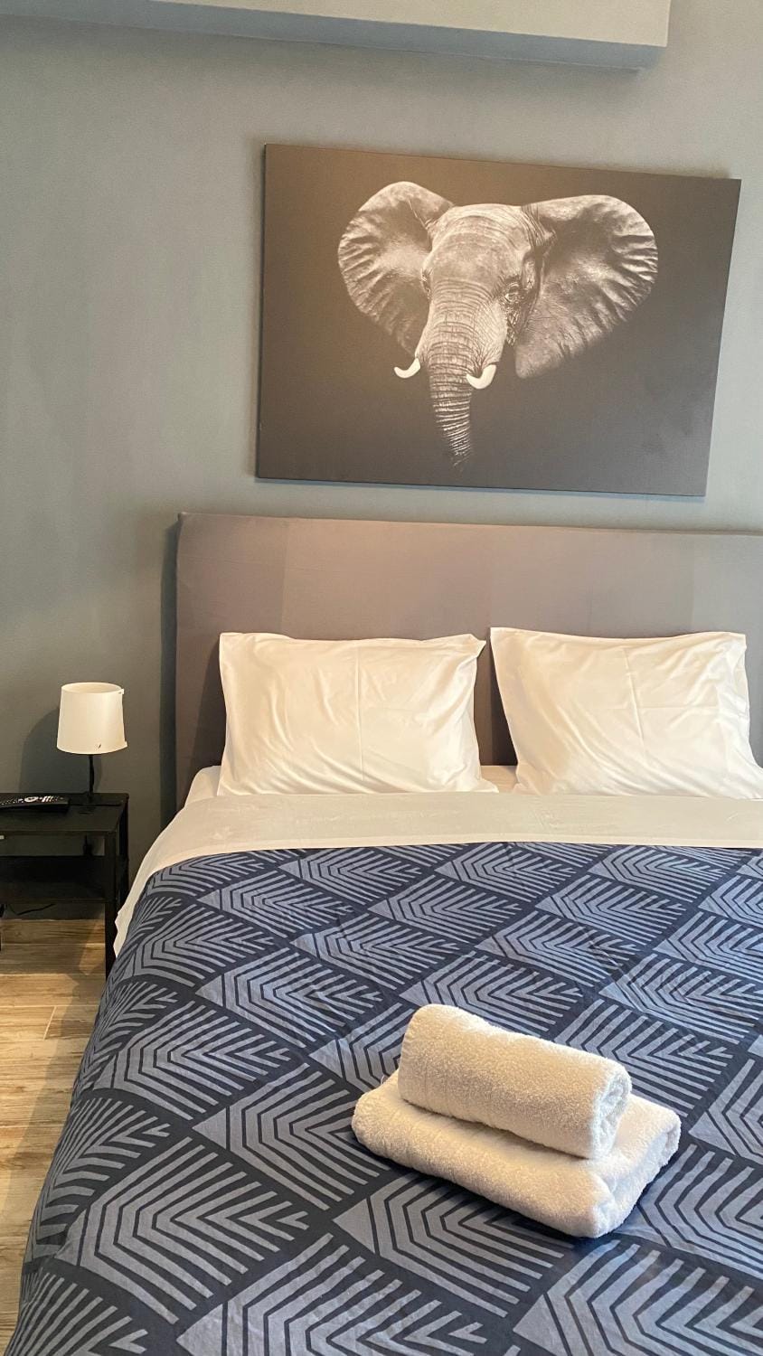Bed, Photo of the whole room, Bedroom, towels