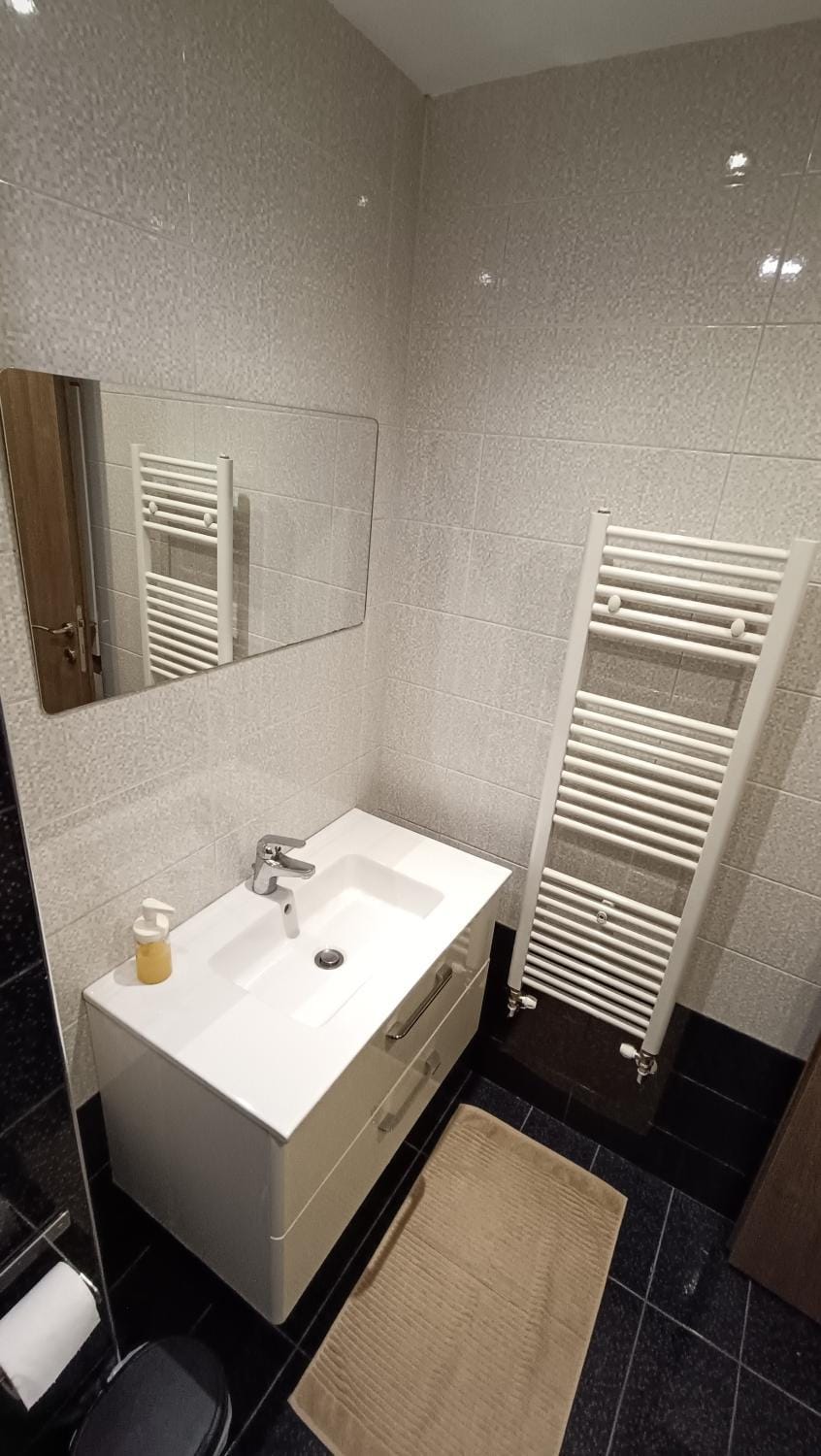 Bed, Bathroom, Photo of the whole room, Bedroom, towels