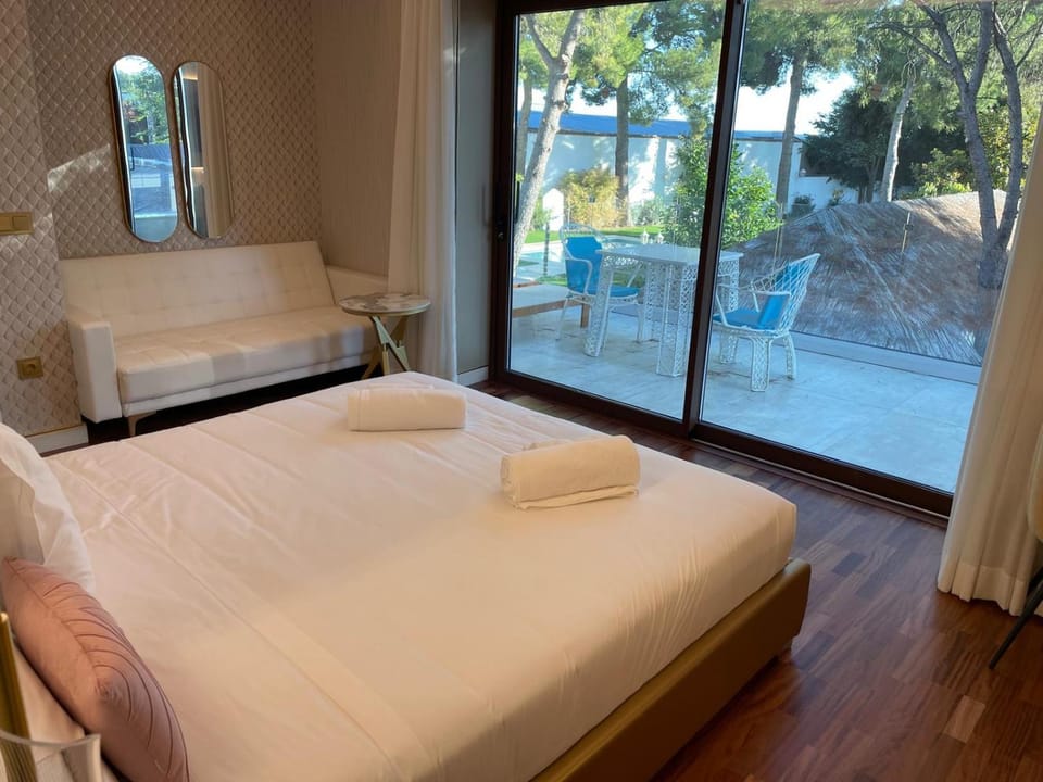 Bed, Balcony/Terrace, Photo of the whole room, Bedroom, Garden view