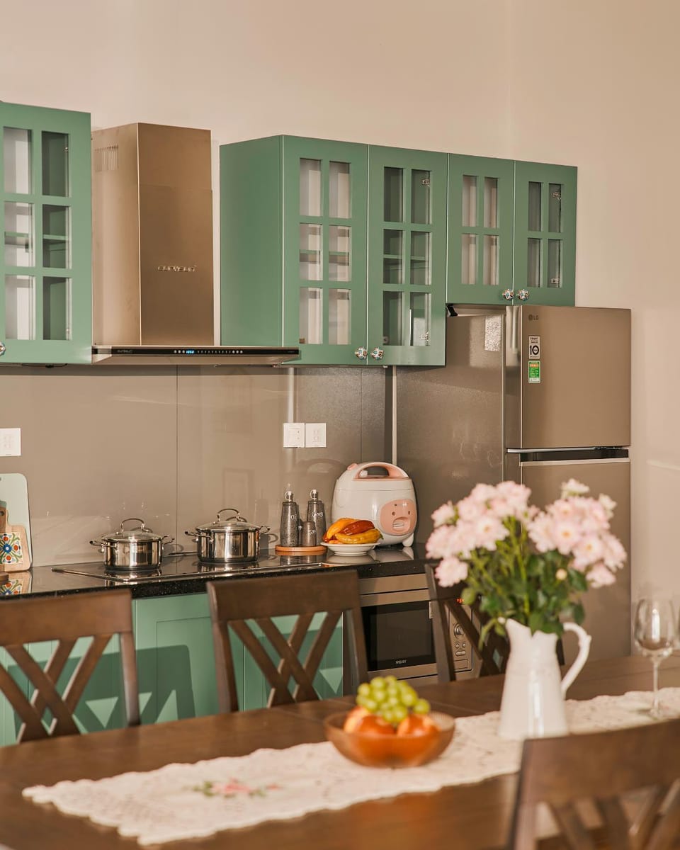 Kitchen or kitchenette, Dining area, minibar, oven