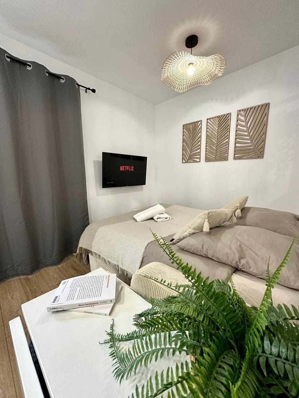 Bed, TV and multimedia, Bedroom, towels