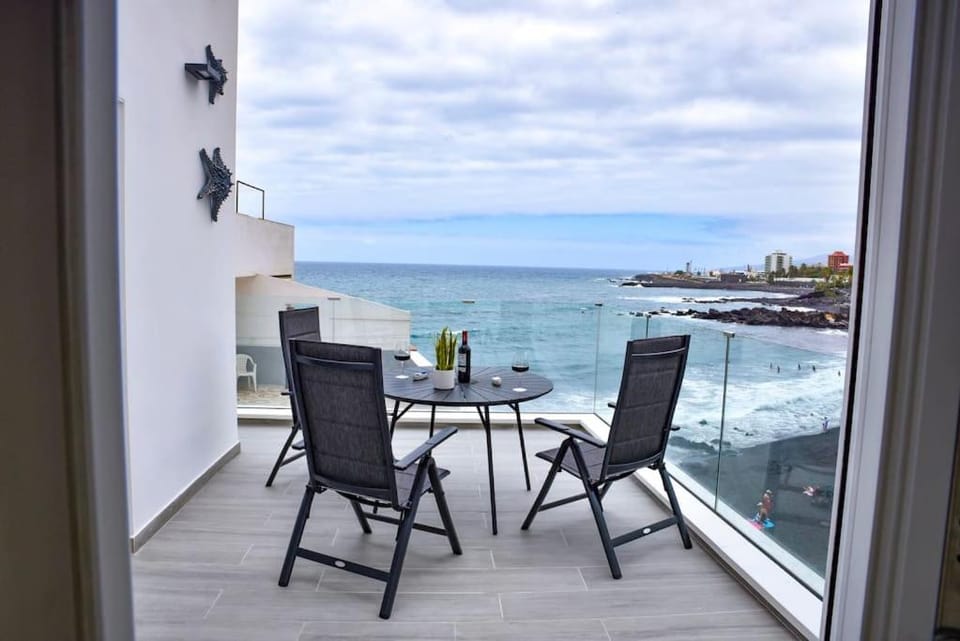 Natural landscape, View (from property/room), Balcony/Terrace, Seating area, Dining area, Sea view