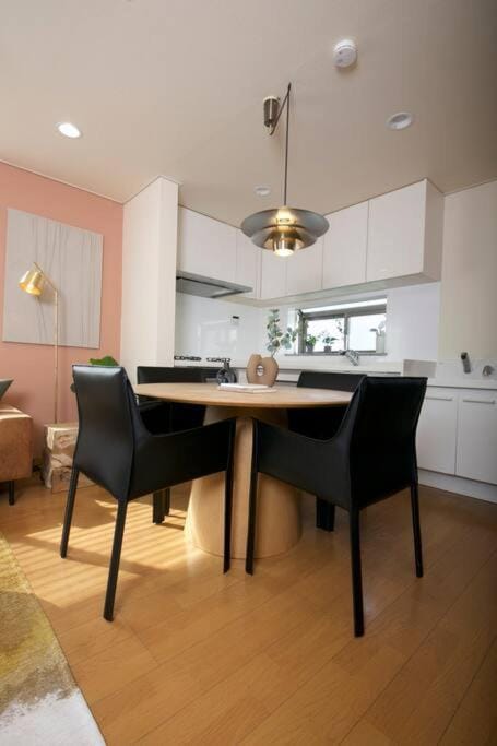 Kitchen or kitchenette, Dining area
