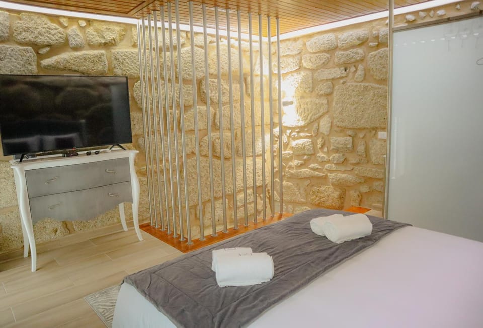 Bed, TV and multimedia, Photo of the whole room, Bedroom, towels