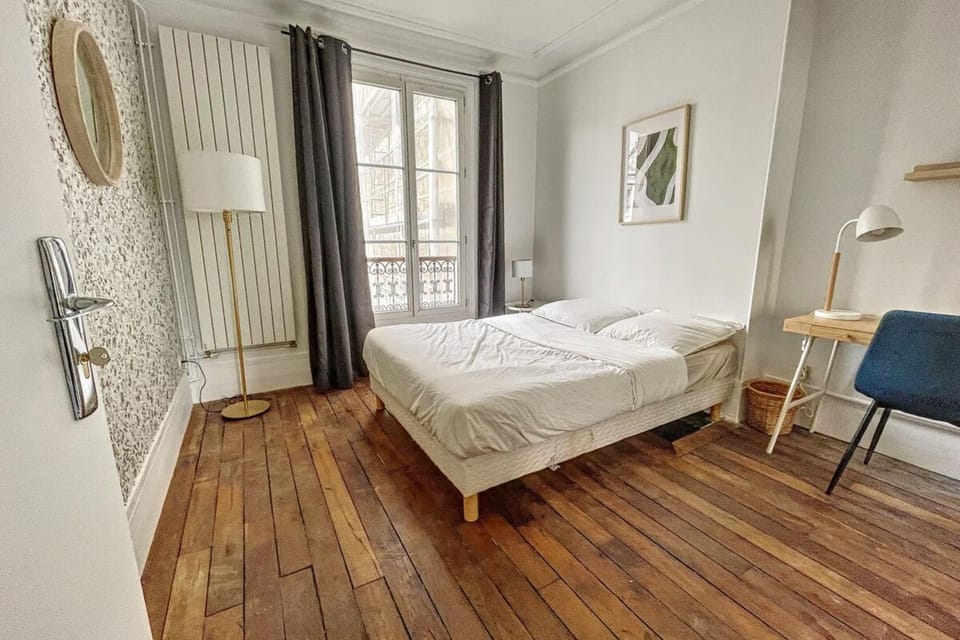 Room in elegant and charming 3-bedroom apartment near Bois de Vincennes House in Paris