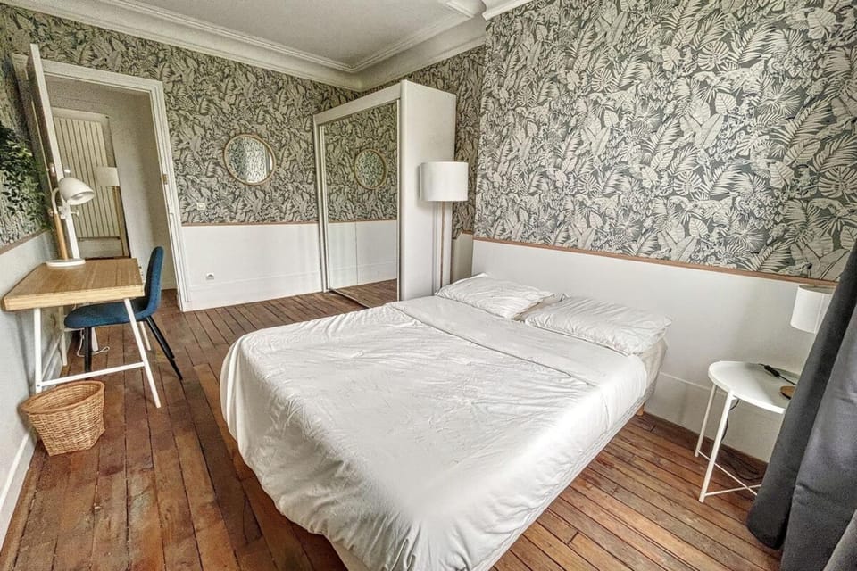Room in elegant 3-bedroom apartment near Bois de Vincennes House in Paris
