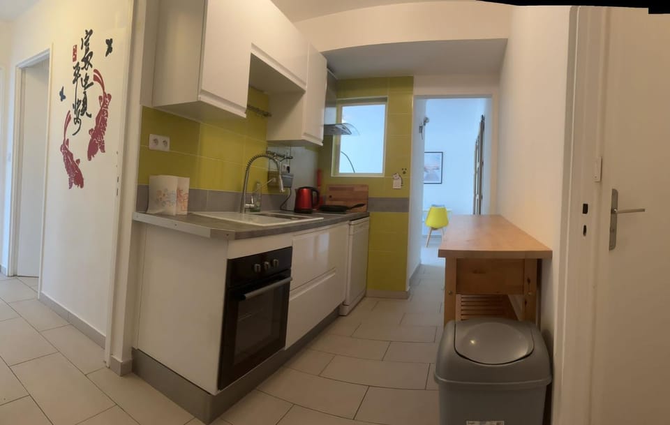 10 min walk to metro, 2 bedrooms, la défense, parking Apartment in Puteaux