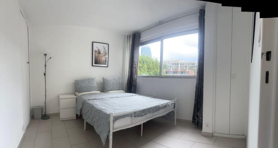 10 min walk to metro, 2 bedrooms, la défense, parking Apartment in Puteaux