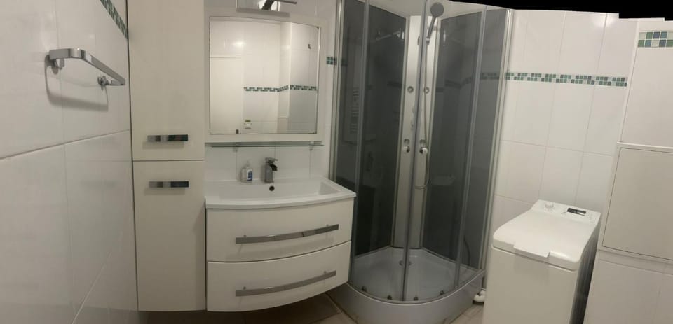 10 min walk to metro, 2 bedrooms, la défense, parking Apartment in Puteaux