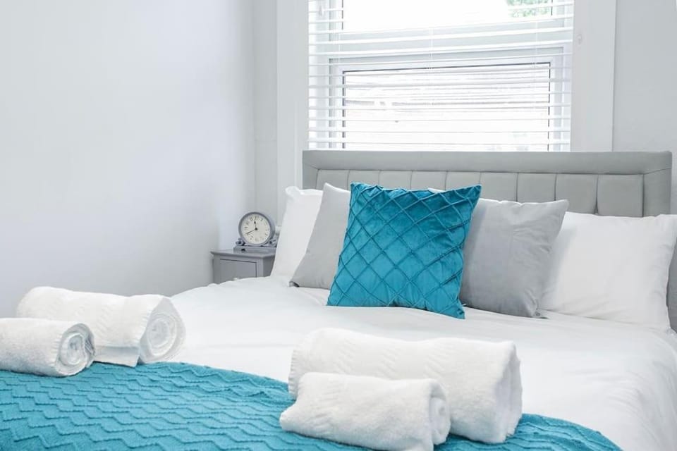 Bed, Bedroom, towels