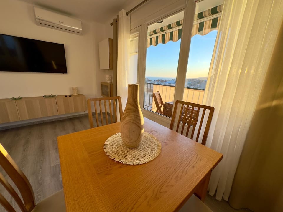 Natural landscape, TV and multimedia, Dining area, Sea view, air conditioner